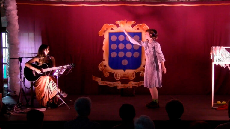 En Voz Baja 23 Bailando con Manzanas en Ojacastro